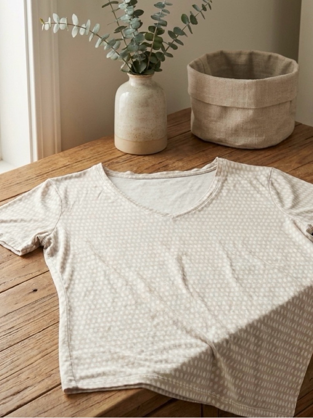 Apt. 9 Beige V-Neck Short Sleeve Tee with Subtle Dot Pattern - Picture 2 of 3